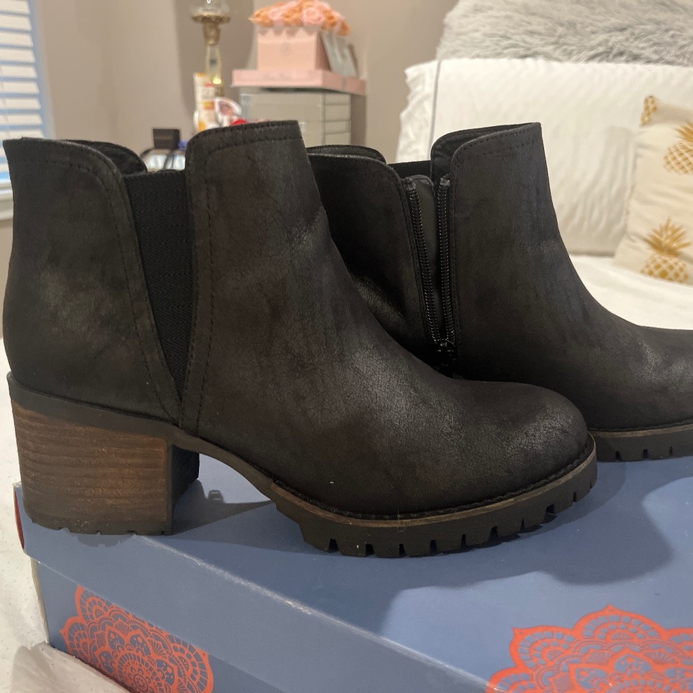 NWT Carlos by Carlos Santana boots